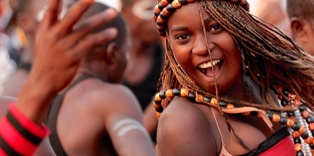 Moca-alegre-em-carnaval-na-Angola